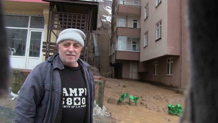 Artvin'in Borçka ilçesinde heyelan riski nedeniyle bazı evler boşaltıldı