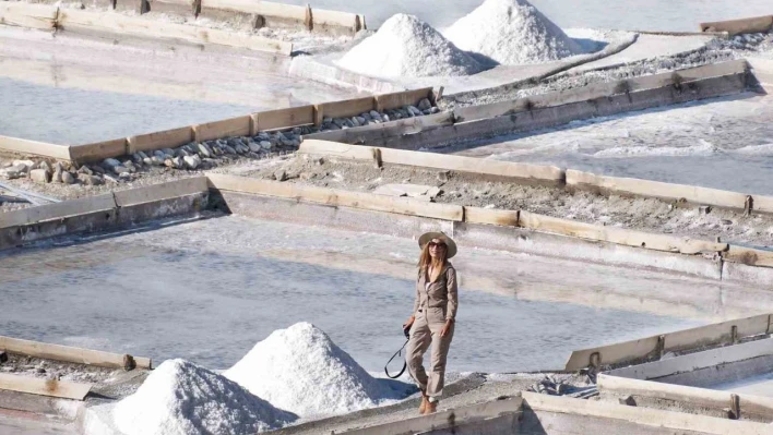 Asırlık tuz işletmesi iki ünlü fotoğrafçının ziyaretine ev sahipliği yaptı