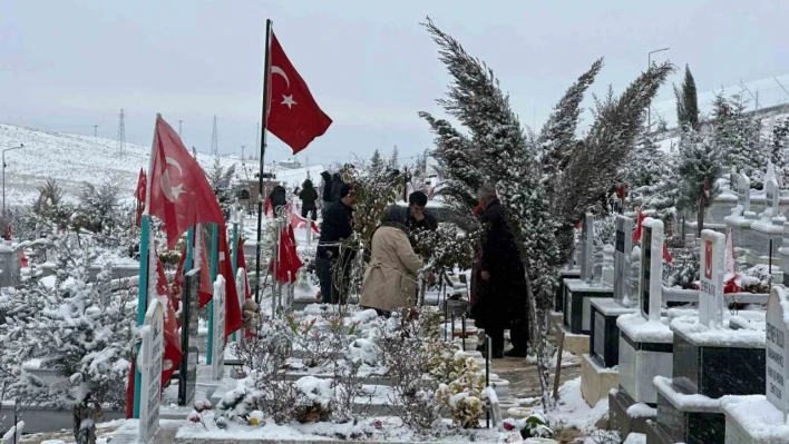 Asrın felaketinin 2'nci yıl dönümünde mezarlıkta hüzün hakim