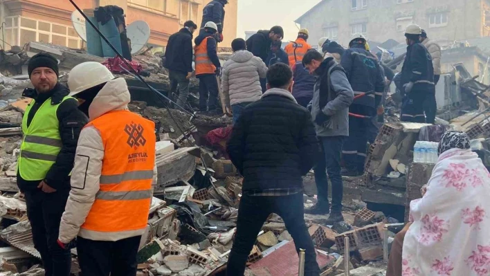 Atıeylül, afetzedelerin yanında