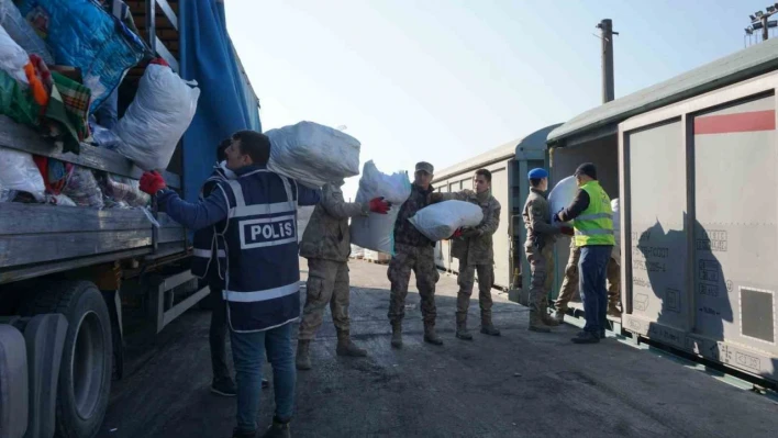 Avrupa'dan gelen yardım malzemeleri Edirne'den tırlar ve trenlerle afet bölgelerine sevk ediliyor