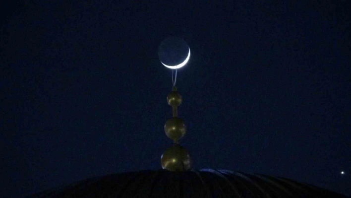 Ay, Venüs ve Jüpiter yakınlaşması Taksim Camii ile birlikte görüntülendi