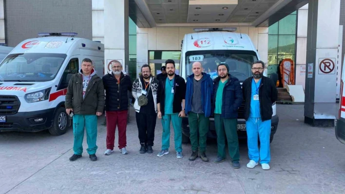 Aydın'dan Hatay'a gönüllü olarak giden 26 sağlık personeli depremzedelere hizmet veriyor