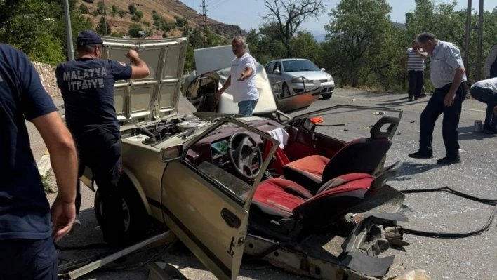 Aydınlatma direğine çarpan Tofaş ikiye bölündü: 1 yaralı