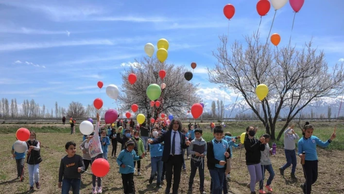 Baharın gelişi, ağaçların çiçek açışını balonlarla karşıladılar