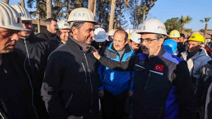 Bakan Dönmez, Kırıkhan'da arama kurtarma faaliyetlerine destek veren madencileri ziyaret etti