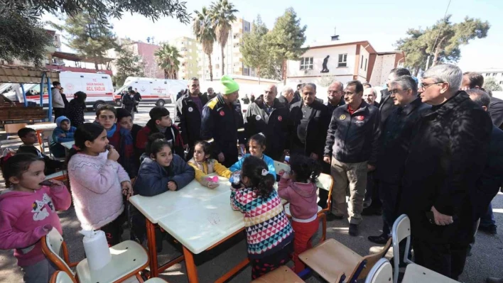 Bakan Dönmez, Osmaniye'de çadır kentteki afetzedeleri ziyaret etti