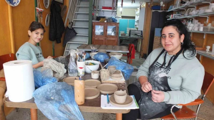Balıkesir'de Elif Şahin, öğrencilere çini yapımını öğretiyor