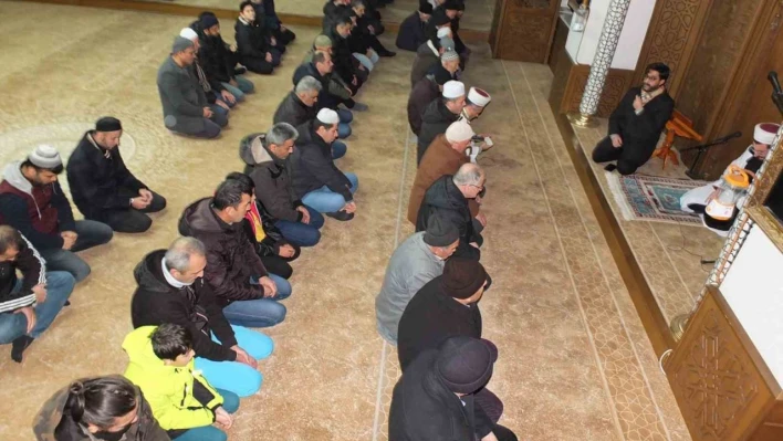 Balıkesir'de sabah namazı buluşmasında depremzedelere için dua yapıdı