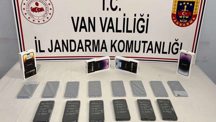 Başkale'de 18 adet cep telefonu ele geçirildi