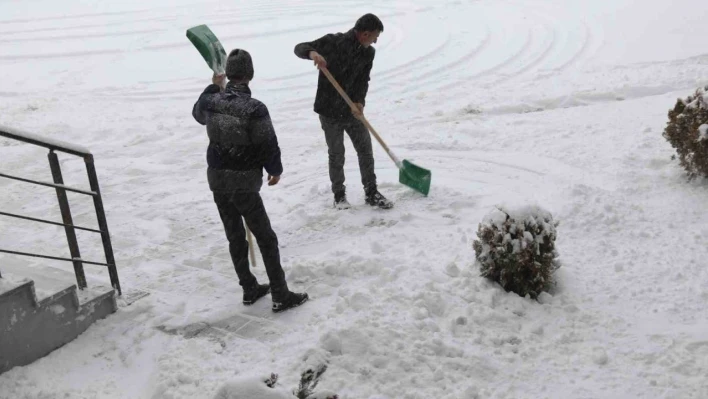 Başkale'de 38 yerleşim yerinin yolu ulaşıma kapandı