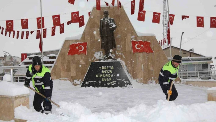 Başkale'de araçlar kara gömüldü, 82 yerleşim yerinin yolu ulaşıma kapandı