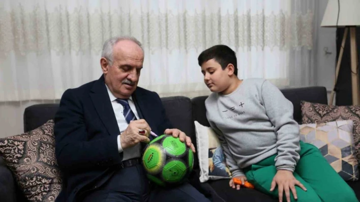 Başkan Aygün, depremzede çocuklara oyuncak hediye etti