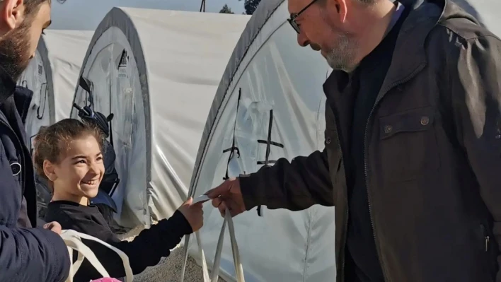 Başkan Mustafa Önsay, depremzede çocuklara oyuncak dağıttı