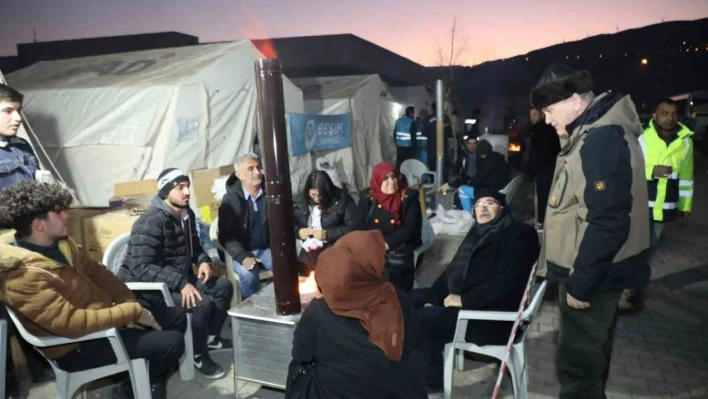 Başkan Özlü depremzedelerle buluştu geçmiş olsun dileklerini iletti