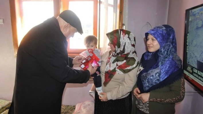 Başkan Pekmezci depremzedeleri ziyaret etti
