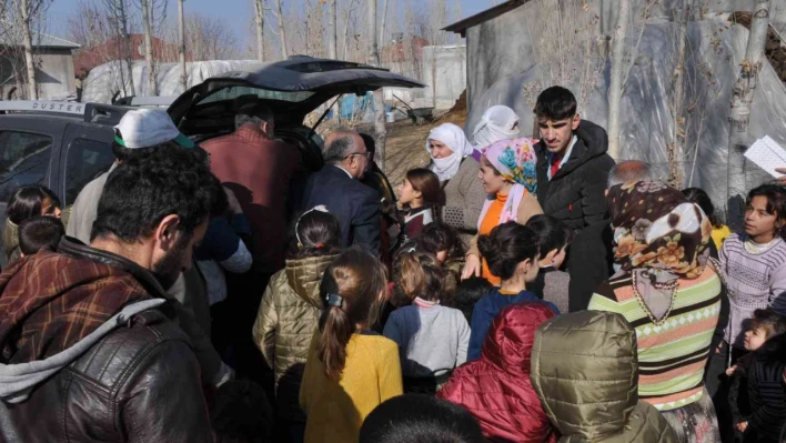 Başkan Turan'dan çocuklara bot ve mont desteği