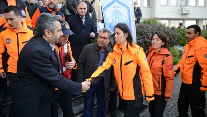 Başkan Yılmaz, depremden dönen ekibi karşıladı