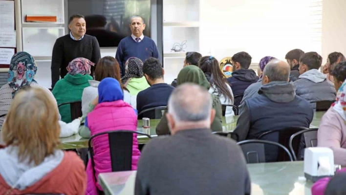 Başkan Yücel, belediyenin yurdunda kalan depremzedeleri ziyaret etti