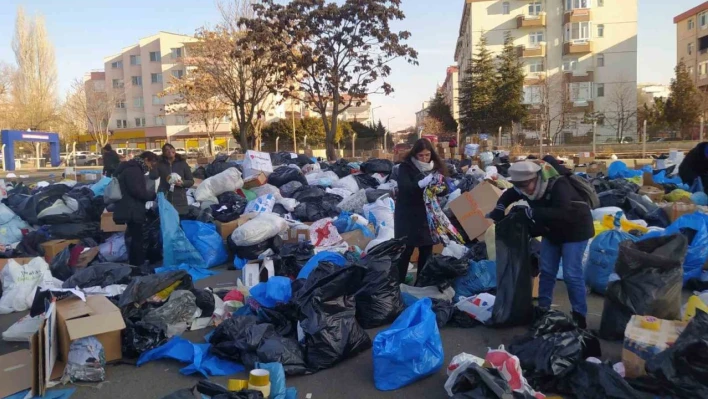 Başkent'teki gönüllü vatandaşlar depremzedeler için birlik oldu