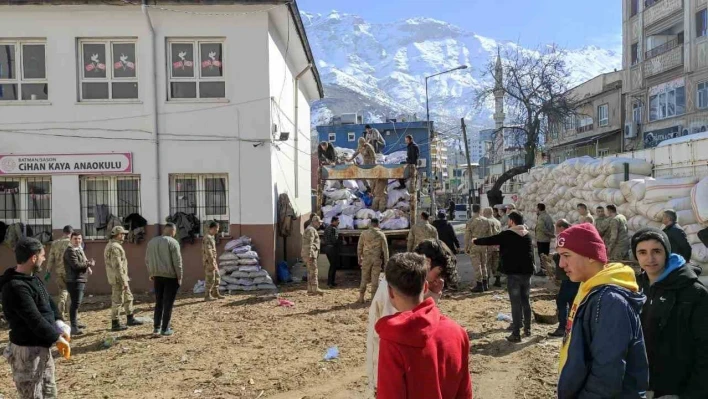 Batman'da 7'den 70'e herkes deprem bölgesine odun göndermek için adeta seferber oldu