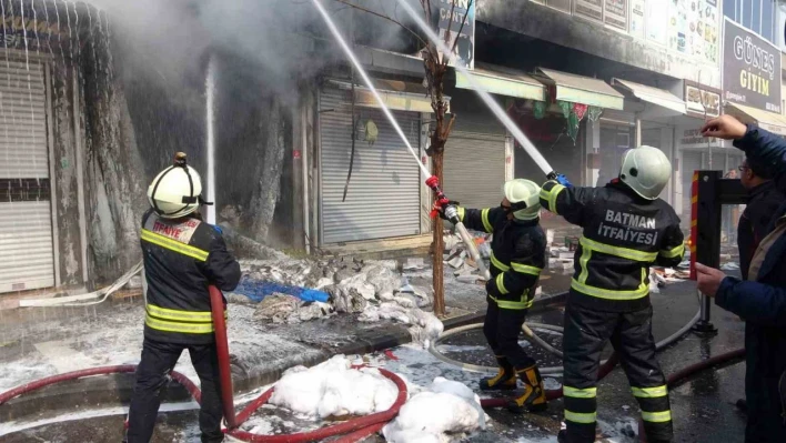 Batman'da sünger ve yün satan iş yeri yangında kullanılamaz hale geldi