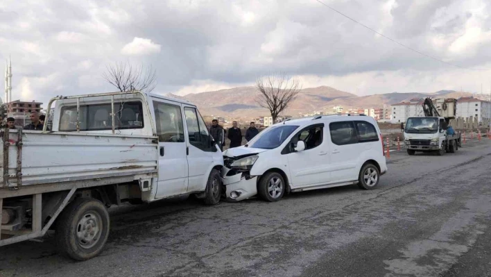 Batman'da trafik kazası, iki araç kafa kafaya çarpıştı
