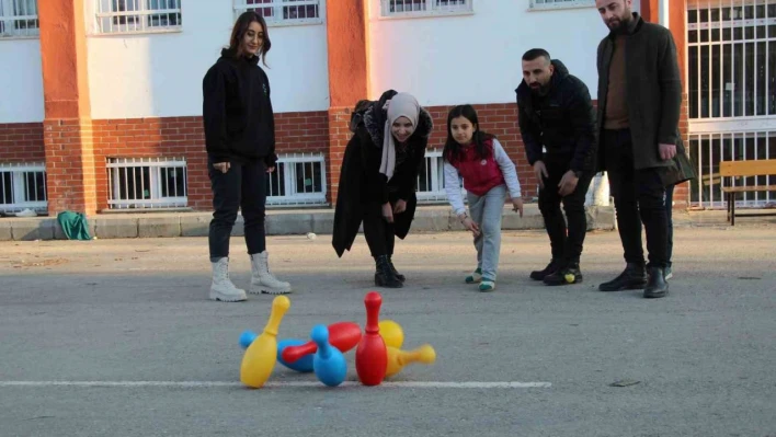 Batmanlı gönüllü öğretmenler Adıyaman'da depremzede çocuklara oyuncak dağıttı