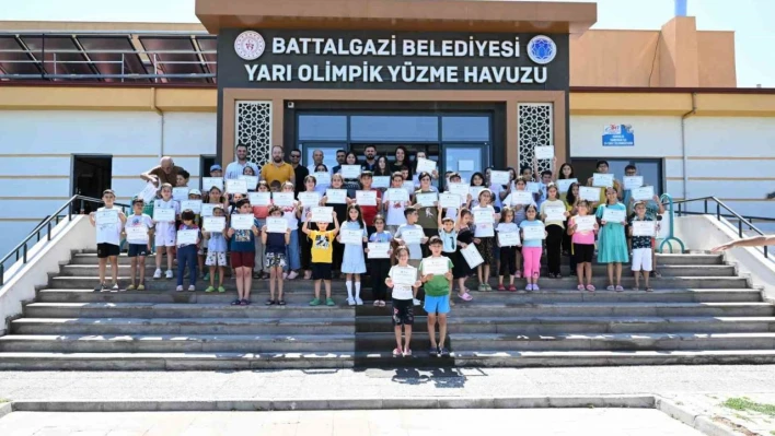 Battalgazi Belediyesi'nin 'Yüzme Bilmeyen Kalmasın' projesiyle 110 çocuk yüzmeyi öğrendi