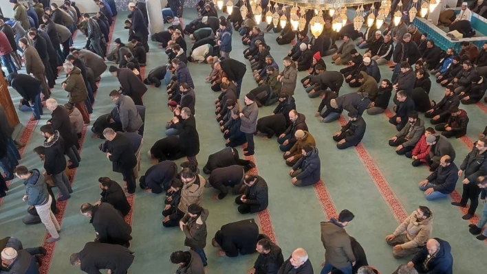 Bayburt'ta depremde hayatını kaybedenler için gıyabi cenaze namazı kılındı
