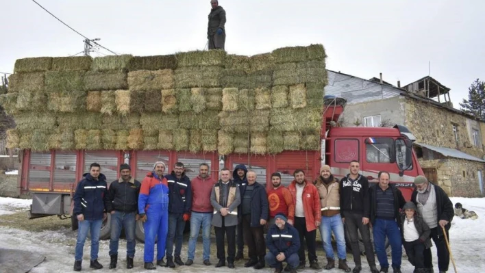 Bayburtlu çiftçilerin deprem bölgesine yem desteği devam ediyor
