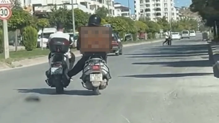 Benzini biten motosikleti ayağıyla itti