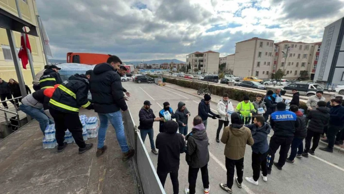 Bergama'dan depremzedelere gönderilen tır sayısı 11'e yükseldi