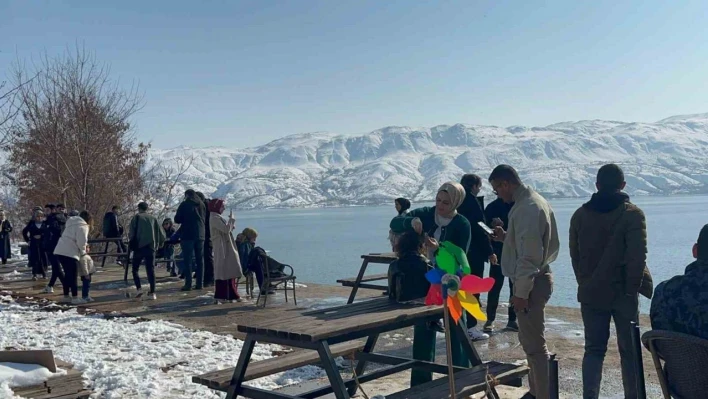 Beyaz örtüyle kaplanan Hazar Gölüne ziyaretçi akını