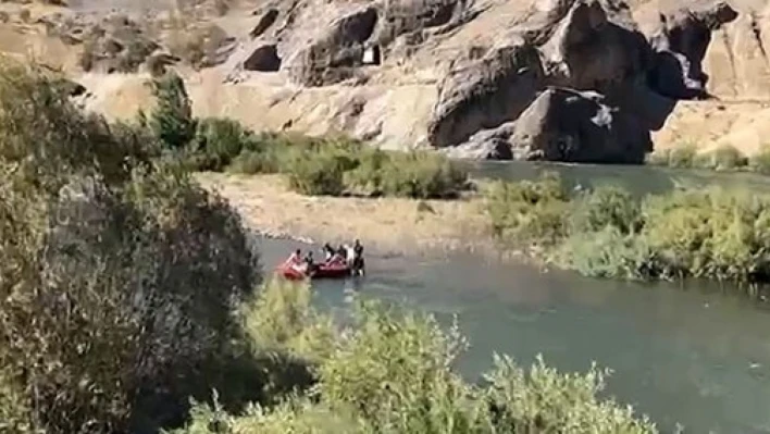 Beyhan Barajı'nda kapaklar açıldı: 4 kişi mahsur kaldı