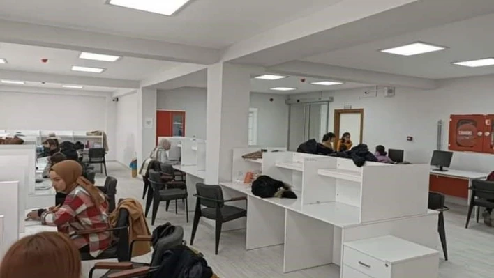 Bilgi evinde öğrencilere sessiz ve konforlu çalışma ortamı sunuluyor
