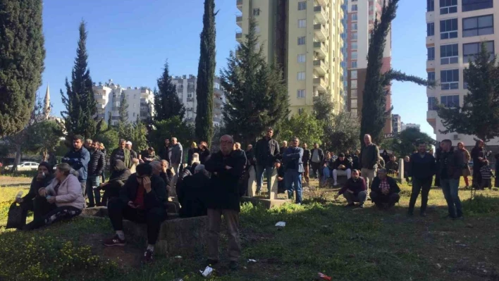 Bina yıkımını topluca mezarlıktan izlediler