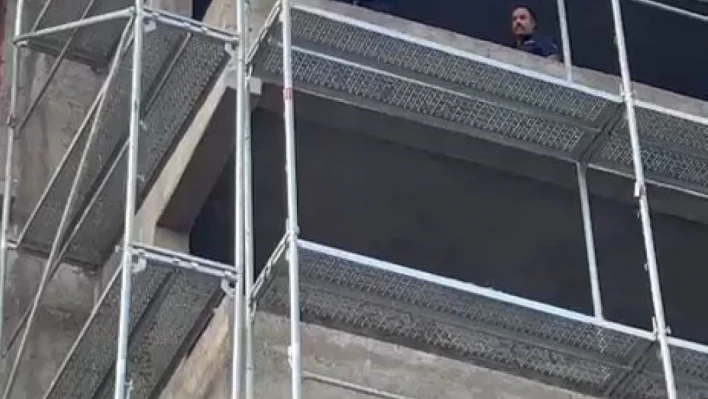 Binadan atlamak isteyen şahsı, itfaiye ekipleri ikna etti