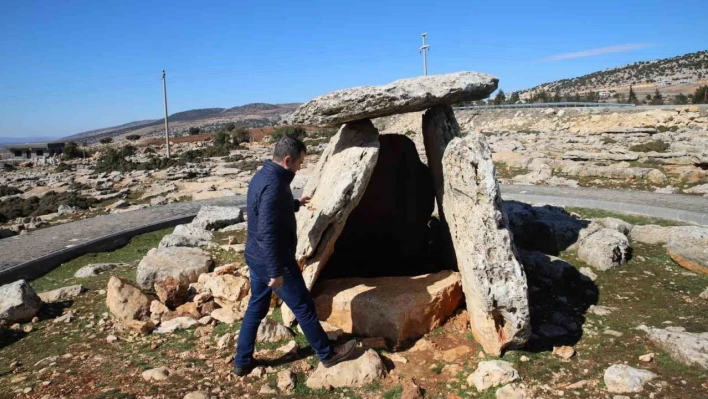 Binaları yerle bir eden deprem dolmen mezarlara hasar vermedi