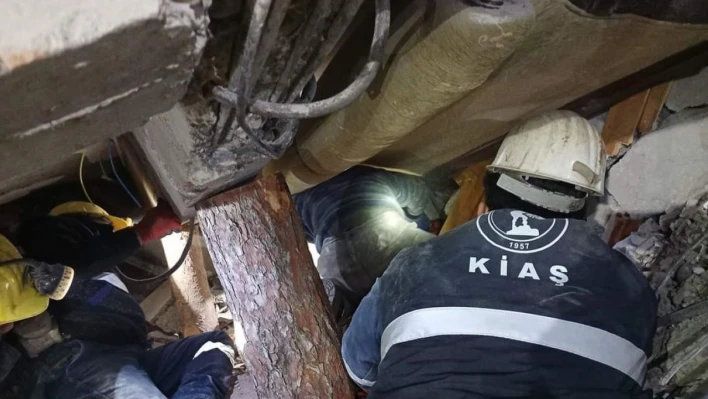 Bir güzel haber daha: Enkaz altından bir kişi daha sağ kurtarıldı