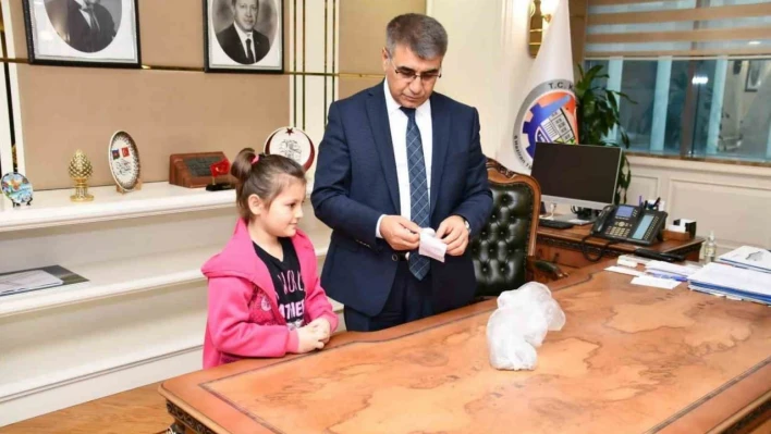 Biriktirdiği paraları ve oyuncaklarını deprem bölgesine gönderdi
