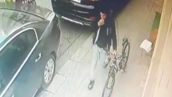 Bisikleti kimseye aldırış etmeden çaldı
