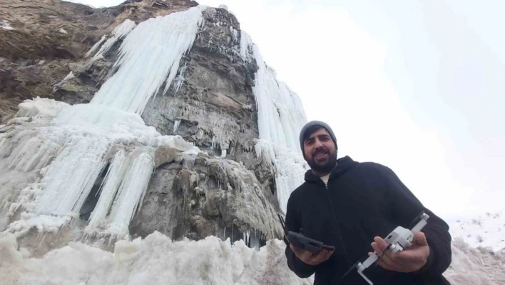 Bitlis'in sembollerinden 'Deliklitaş' buzla kaplandı