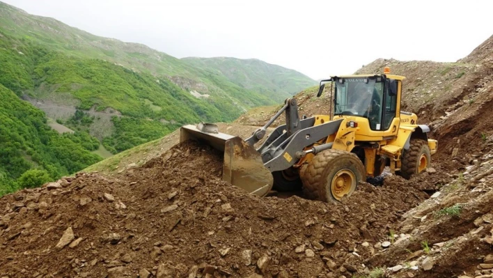 Bitlis'te 15 köy yolu ve içme suyu hatları selden zarar gördü