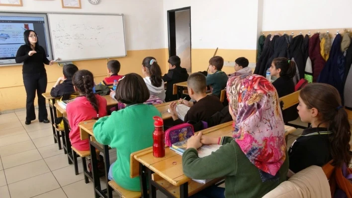 Bitlis'te 419 depremzede öğrenci ders başı yaptı