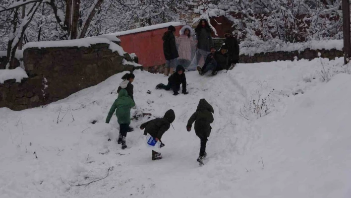 Bitlis'te çocuklar kayak keyfi yaşadı