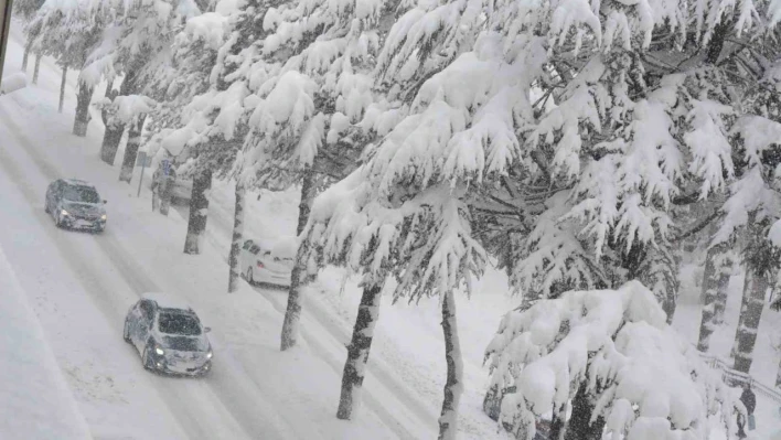 Bitlis'te kar kalınlığı 2 metreye ulaştı