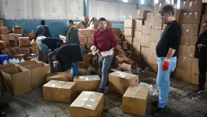 Bitlis'ten deprem bölgelerine 120 tır yardım gönderildi