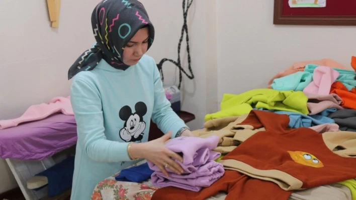 Bitlisli kadınlar depremzedeler için giysi dikiyor