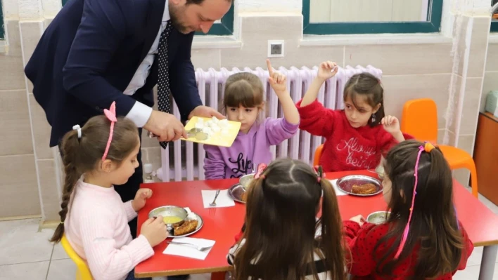 Bursa'da öğrencilere ücretsiz yemek uygulaması başladı